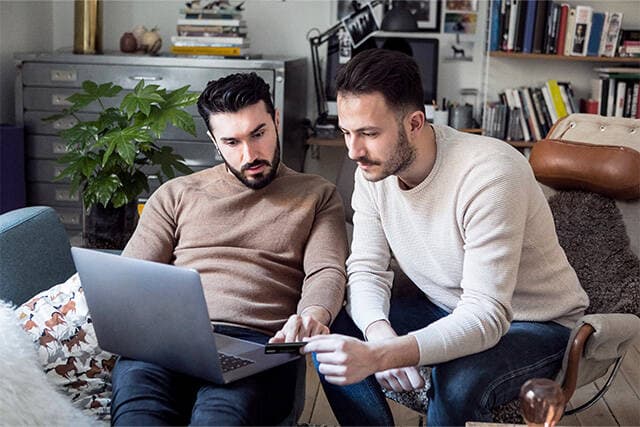 Två män betalar onlineshoppar