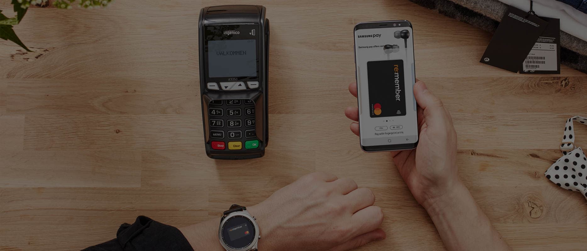 Betalterminal och någon som ska betala med sitt re:member-kort via Samsung Pay. I bild finns också en Samsung smart watch med re:member-kortet uppe.
